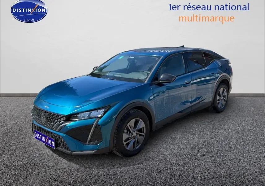 Peugeot 408 Hybrid 145 allure bleu en 3/4 avant droit, avec calandre distinctive et jantes alu.
