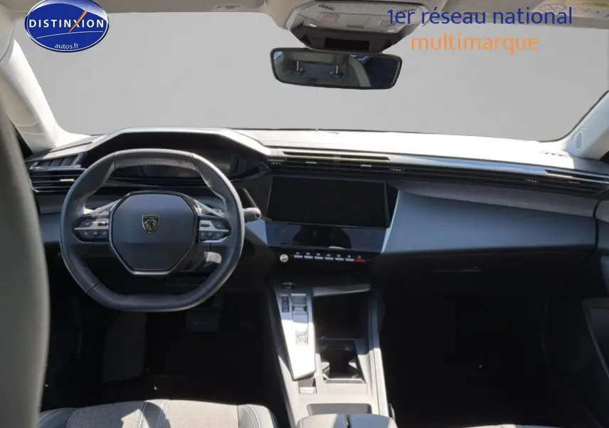 Vue intérieure avant du tableau de bord et volant cuir noir de la Peugeot 408 Hybrid 145 allure e-dcs6 2025.