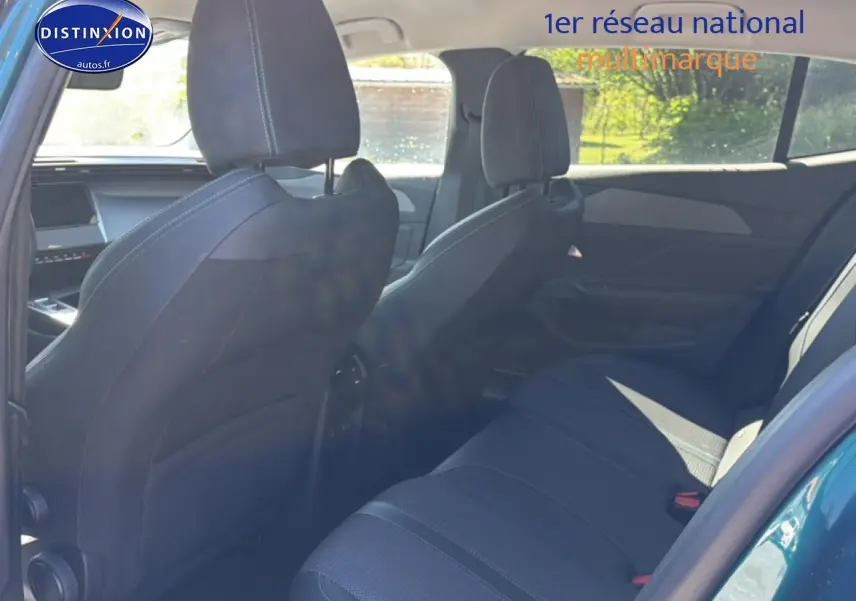 Vue intérieure arrière côté droit du Peugeot 408 Hybrid 145 allure bleu, montrant les sièges et la banquette tissu noire.