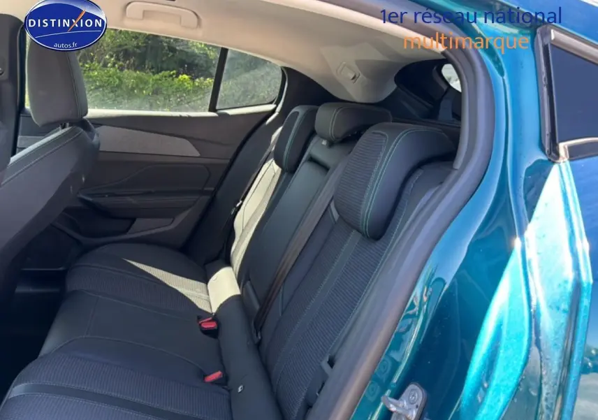 Vue intérieure sur la banquette arrière côté droit d'une Peugeot 408 Hybrid 145 allure bleu 2025, avec sièges tissu et cuir.