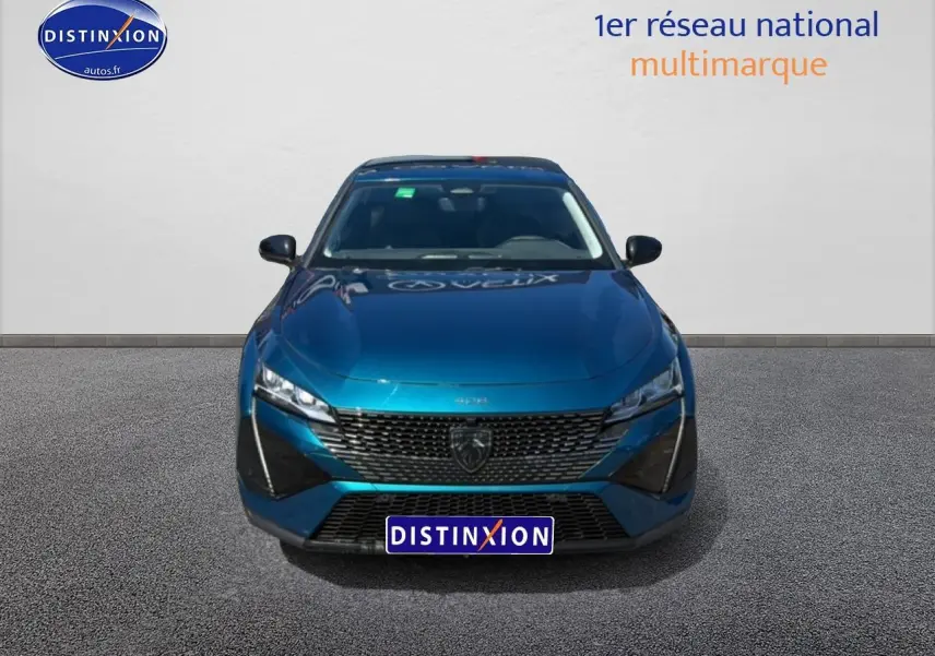 Vue frontale d'une Peugeot 408 Hybrid 145 allure e-dcs6 bleu avec calandre noire et phares LED distinctifs.