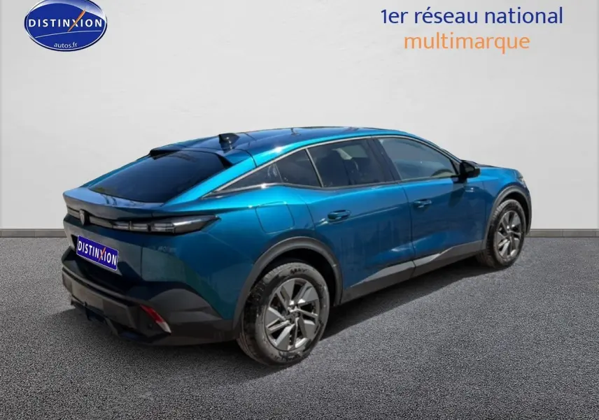 Vue 3/4 arrière droite d’une Peugeot 408 Hybrid 145 allure e-dcs6 bleu avec jantes alu et vitres surteintées.