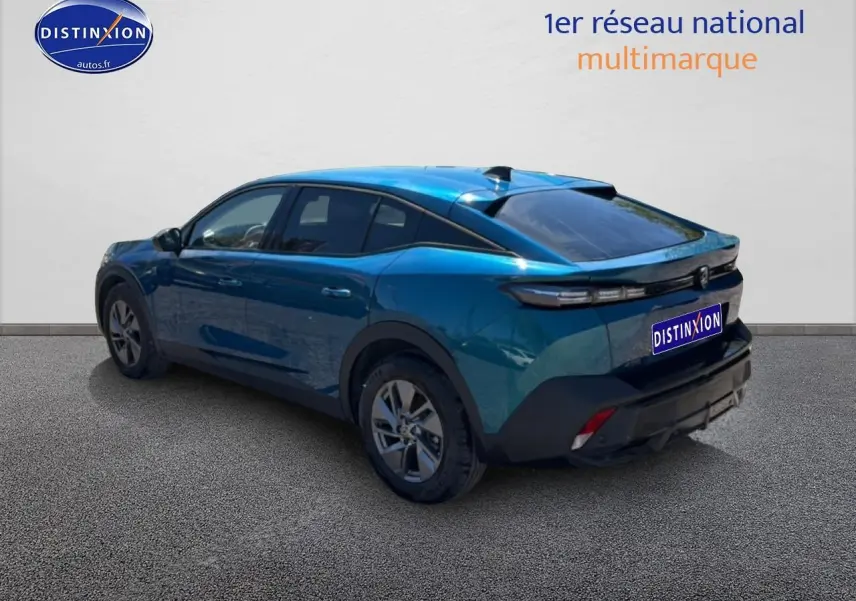 Vue 3/4 arrière gauche d'une Peugeot 408 Hybrid 145 allure e-dcs6 bleu avec vitres surteintées et jantes alu.