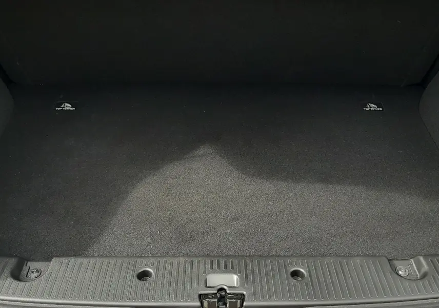 Vue arrière d'une Renault Twingo III blanc cristal avec lunette arrière noire et feux arrière distinctifs.