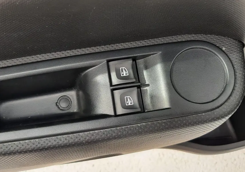 Coffre ouvert vu de face de la Renault Twingo III blanc cristal, montrant un espace de chargement propre et vide.