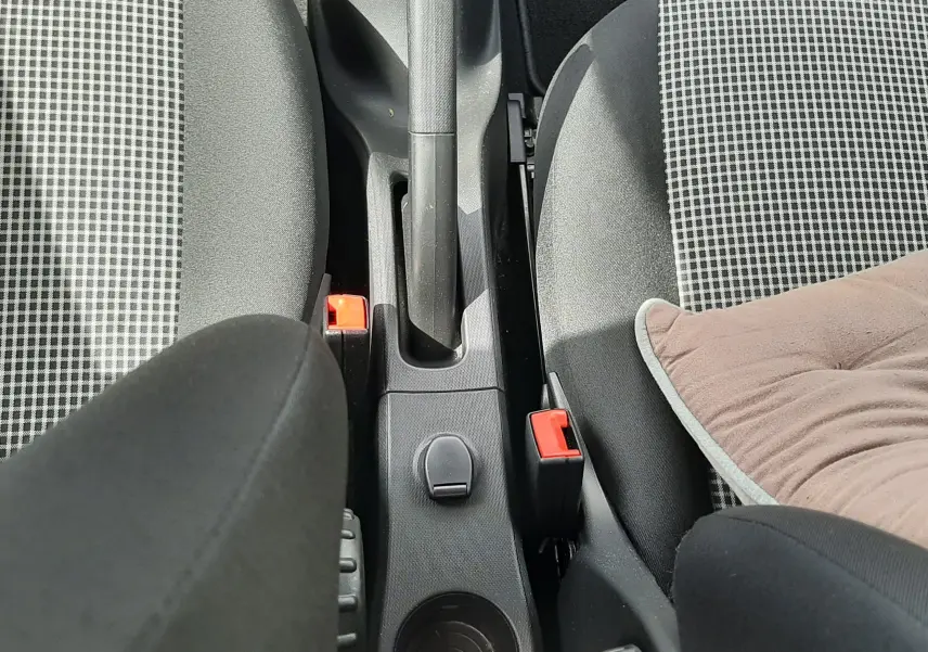 Vue rapprochée du volant noir et blanc de la Renault Twingo III 2021, avec tableau de bord numérique en arrière-plan.
