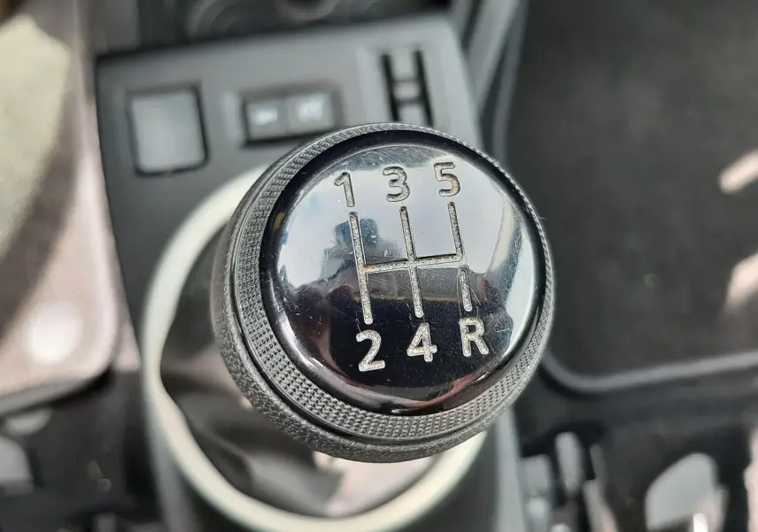 Vue rapprochée du tableau de bord numérique de la Renault Twingo III blanche, affichant 24 580 km et température 23°C.