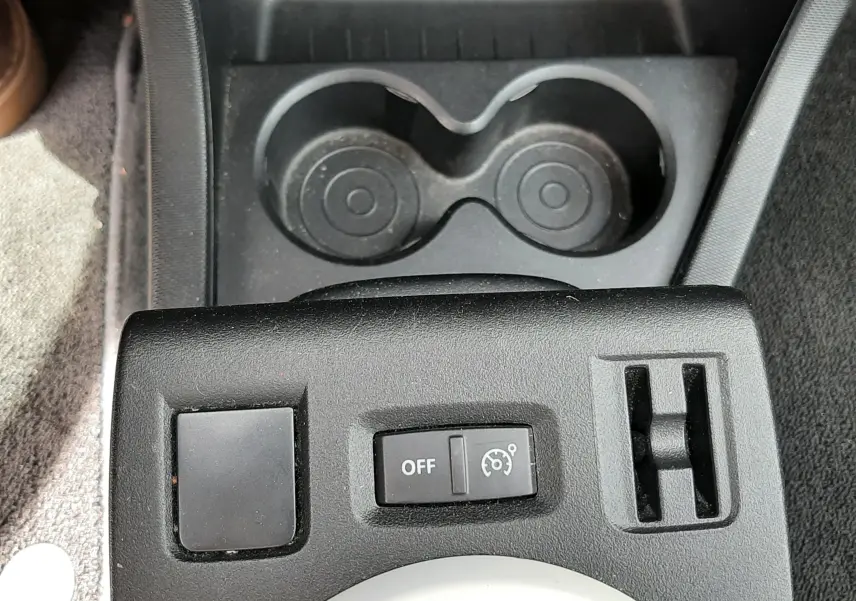 Gros plan sur le levier de vitesses manuel noir de la Renault Twingo III blanc cristal, avec marquages des rapports visibles.