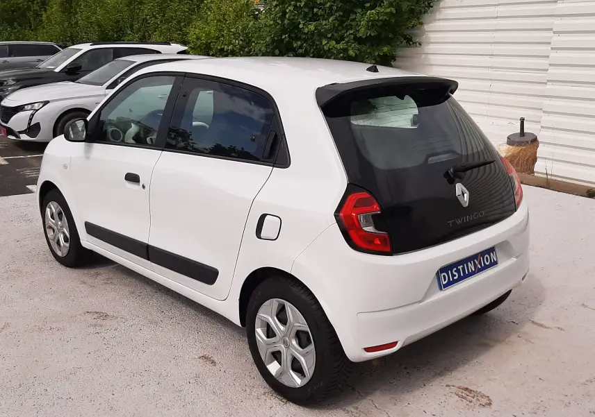 Renault Twingo III blanc cristal vue 3/4 arrière côté gauche, avec poignées noires et jantes originales.