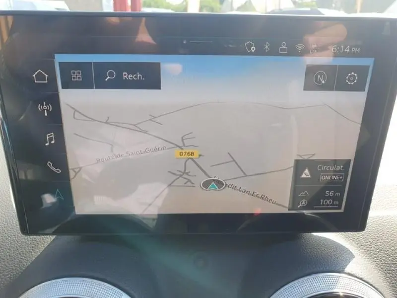 Écran tactile MMI navigation de l'Audi Q2 30 TDI 2025 affichant une carte routière en intérieur.
