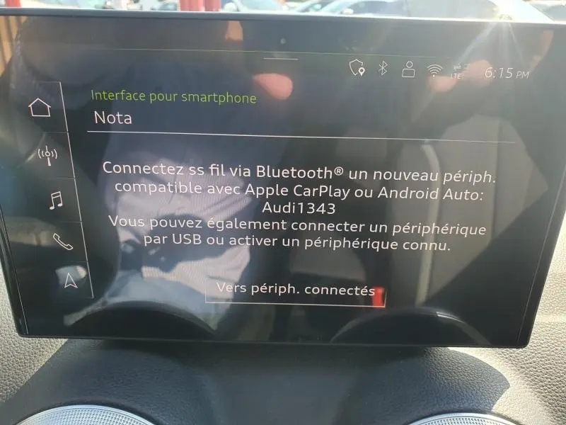 Écran tactile central de l'Audi Q2 30 TDI 116ch Design affichant l'interface smartphone avec options Bluetooth et Apple CarPlay.