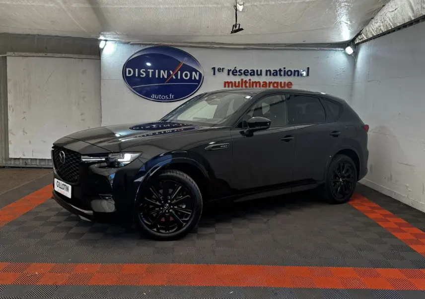 Vue 3/4 avant gauche du Mazda CX-60 noir 2024 avec jantes noires et calandre distinctive en intérieur showroom.