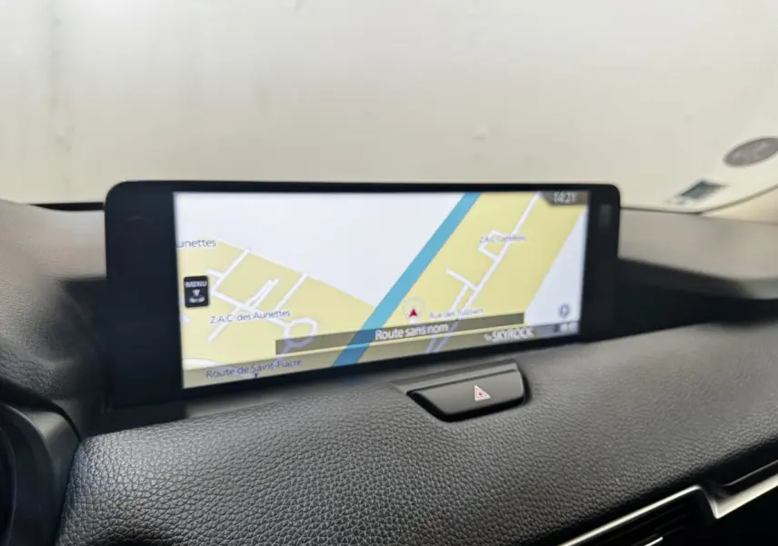 Écran tactile central 12,3 pouces affichant la navigation GPS dans l’habitacle noir du Mazda CX-60 2024.