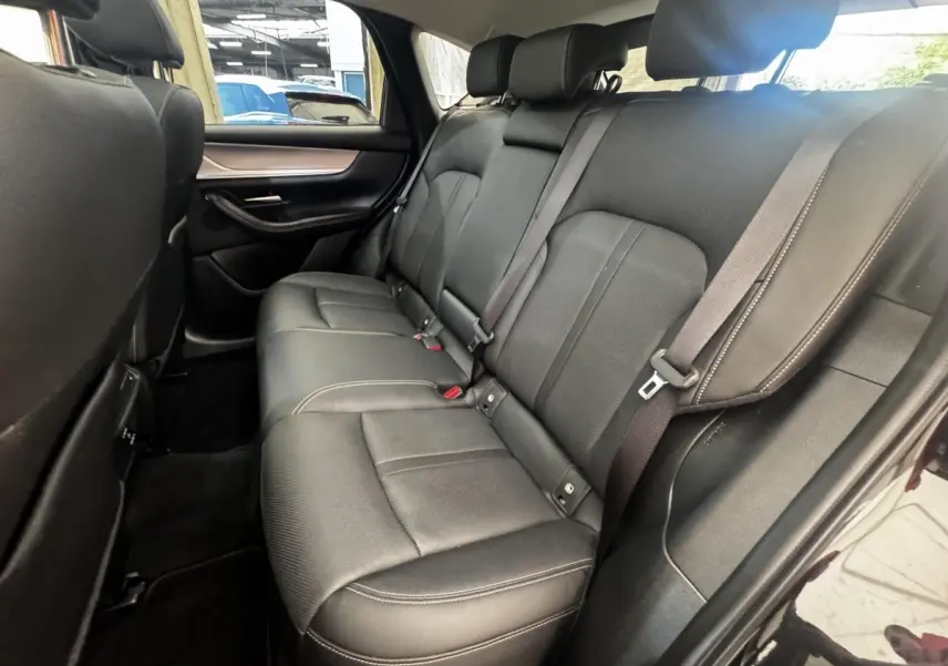 Vue intérieure côté droit montrant la banquette arrière en cuir noir du Mazda CX-60 2024 version Homura.