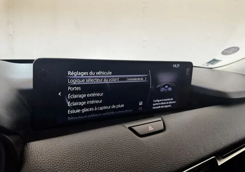 Écran tactile central noir affichant les réglages du véhicule dans l'habitacle du Mazda CX-60 2024.