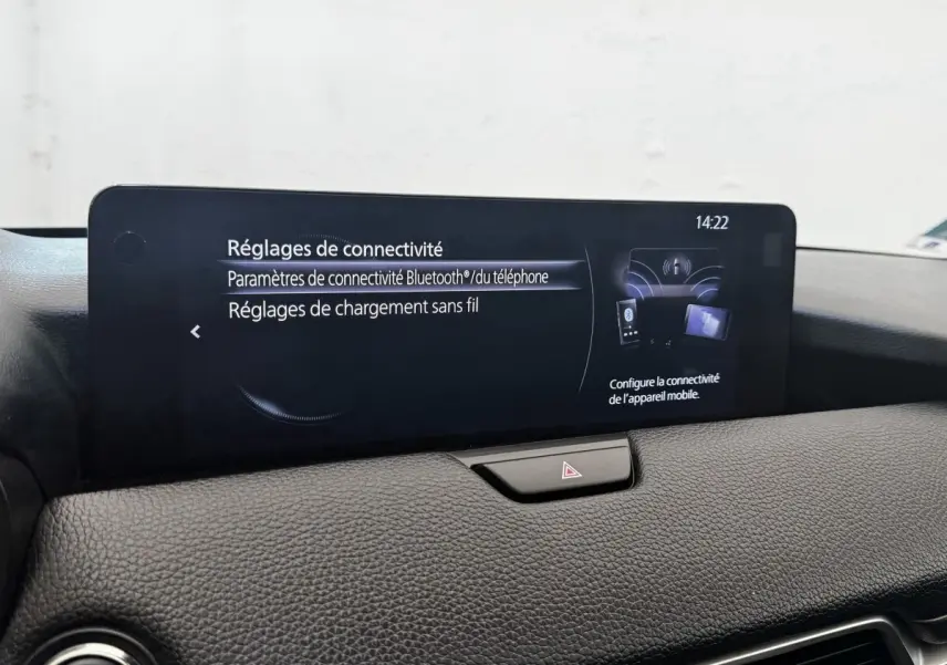 Écran tactile central affichant les réglages de connectivité dans l’habitacle noir du Mazda CX-60 2024.