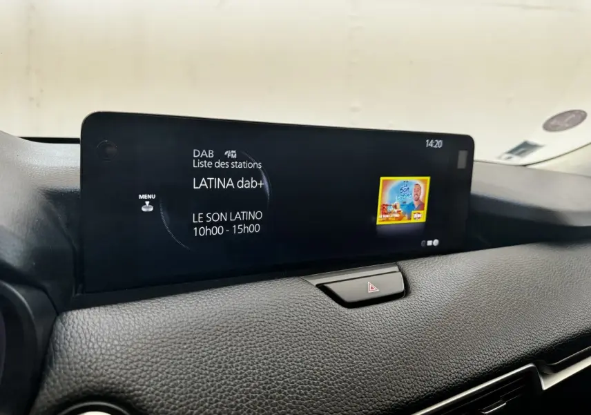 Écran tactile central 12,3 pouces du tableau de bord du Mazda CX-60 2024, affichant une station radio.