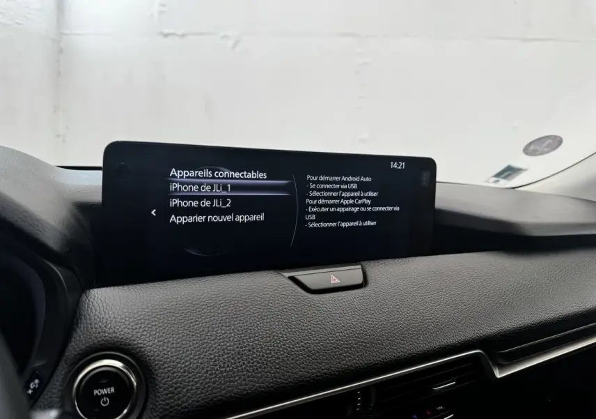 Écran tactile central affichant la connexion Bluetooth dans l’habitacle noir du Mazda CX-60 2024.