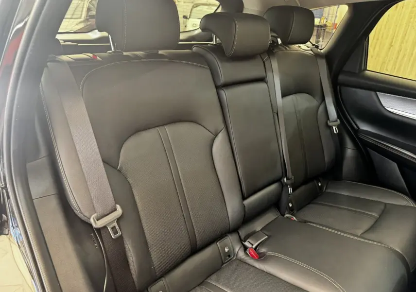 Vue intérieure arrière montrant les sièges noirs en cuir du Mazda CX-60 2024 version Homura.