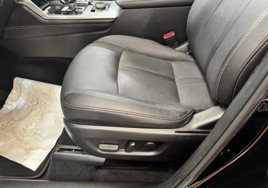 Vue intérieure côté conducteur du siège en cuir noir avec commandes électriques du Mazda CX-60 2024 hybride rechargeable.