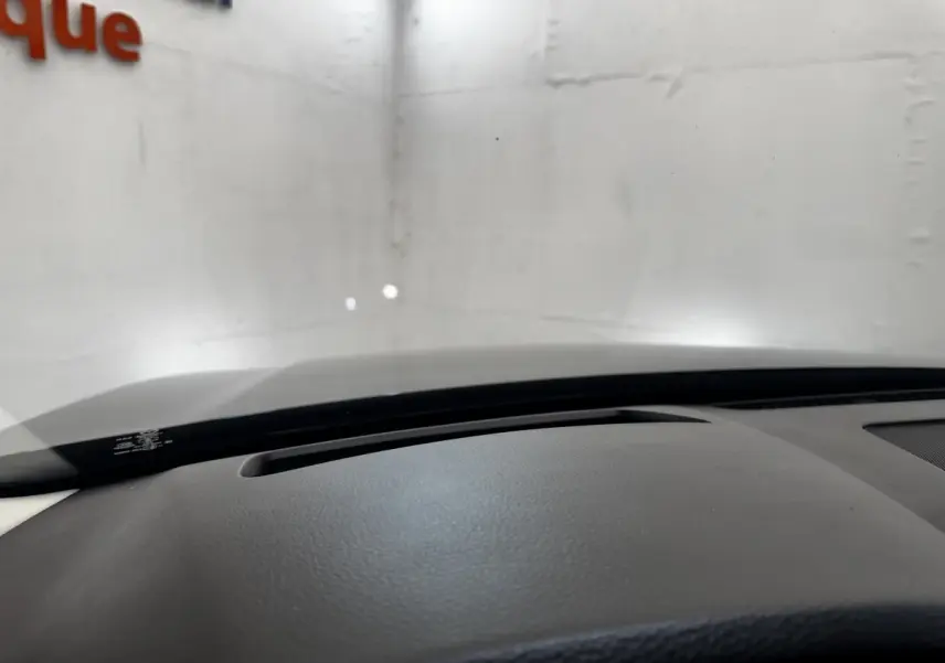 Vue intérieure du tableau de bord du Mazda CX-60 noir 2024, mettant en valeur le pare-brise et l'affichage tête haute.