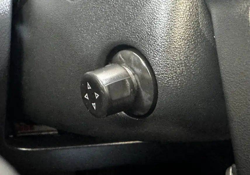 Gros plan sur la commande de réglage des rétroviseurs du Mazda CX-60 noir, détail intérieur côté conducteur.