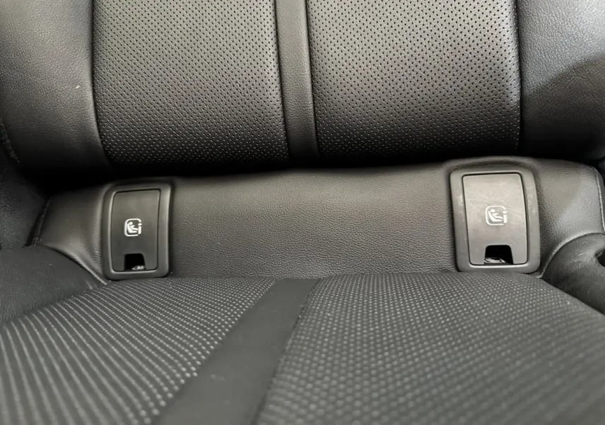 Détail des fixations ISOFIX sur la banquette arrière en cuir noir du Mazda CX-60 2024.