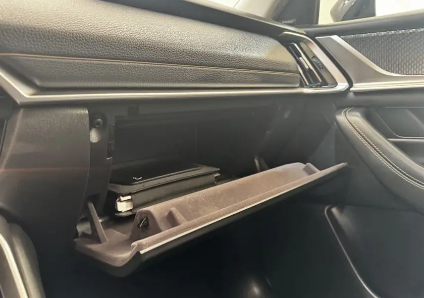 Gant de boîte à gants ouvert côté passager avec intérieur noir et détails en cuir sur tableau de bord Mazda CX-60.