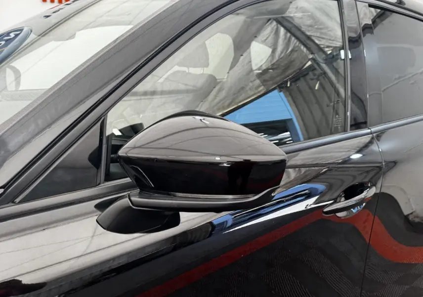 Gros plan sur le rétroviseur côté conducteur noir brillant du Mazda CX-60 2024 hybride rechargeable.