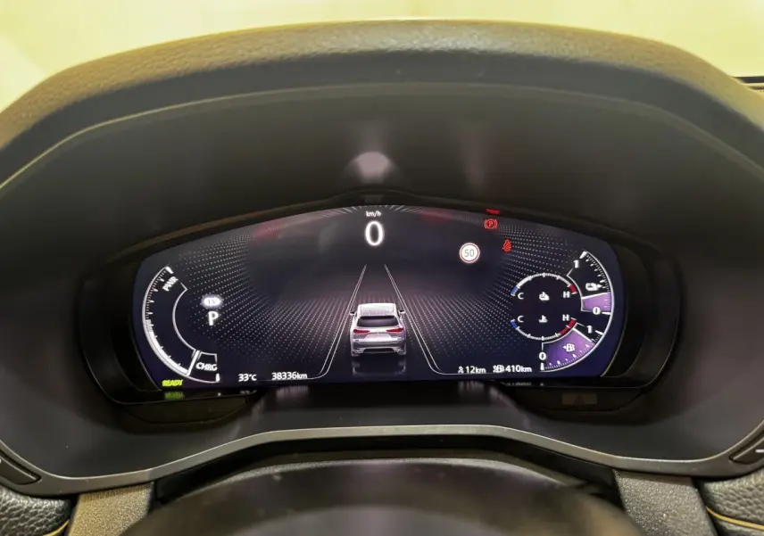 Combiné d'instruments numérique 12,3 pouces du Mazda CX-60 2024 affichant la vitesse et l'autonomie en mode hybride rechargeable.