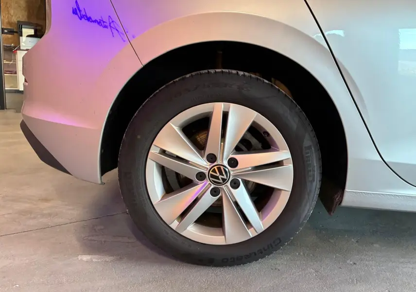 Gros plan sur la roue arrière droite gris clair d’une Volkswagen Golf 1.0 eTSI 110 DSG7 Life Plus 2023.