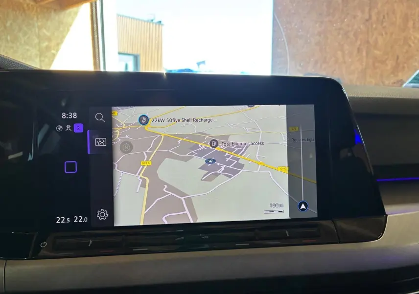 Écran tactile du système de navigation de la Volkswagen Golf 1.0 eTSI 110 DSG7 Life Plus 2023, intérieur gris clair.