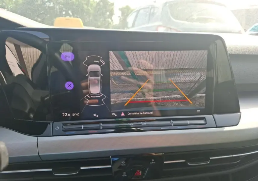 Écran central de la Volkswagen Golf 1.0 eTSI 110 DSG7 Life Plus 2023 montrant la caméra de recul avec guidage de trajectoire.