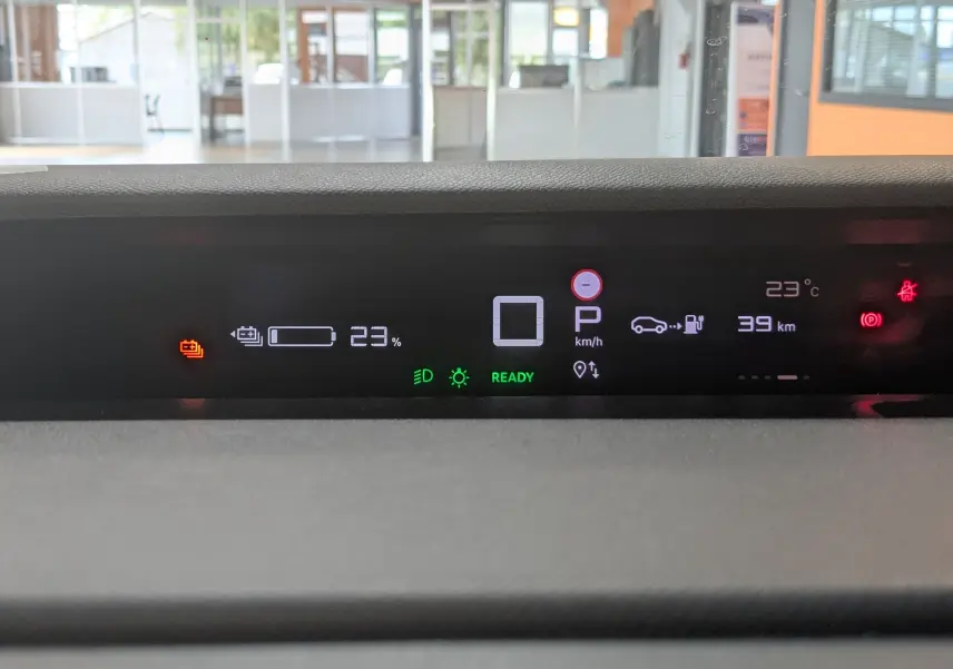 Affichage numérique du tableau de bord de la Citroën E-C3 113 MAX 2025, montrant l'autonomie à 39 km et la batterie à 23%.