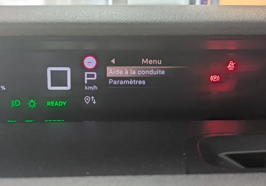 Affichage numérique du tableau de bord de la Citroën E-C3 113 MAX noir, montrant le menu "Aide à la conduite" en mode parking.