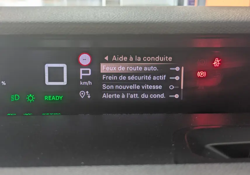 Affichage numérique du tableau de bord de la Citroën E-C3 113 MAX noir, montrant l'aide à la conduite et les voyants actifs.