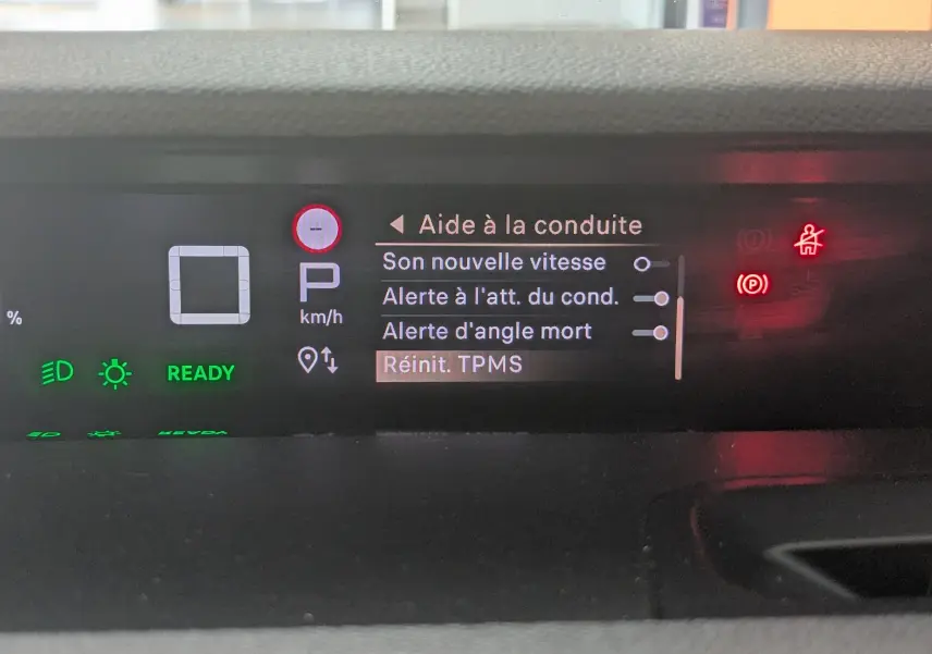 Affichage numérique intérieur de la Citroën E-C3 113 MAX 2025 montrant l'aide à la conduite et les alertes sur fond noir.