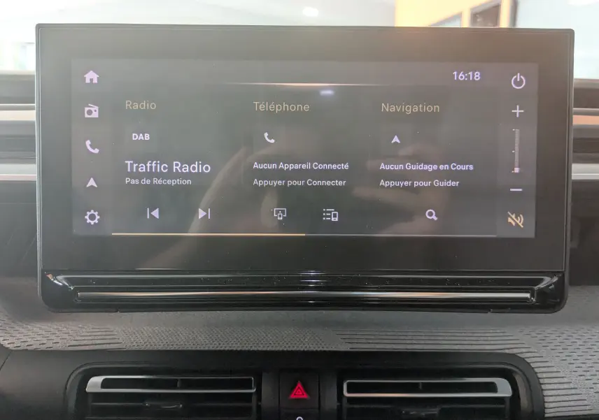 Écran tactile central de la Citroën E-C3 113 MAX 2025 affichant radio, téléphone et navigation, intérieur noir.