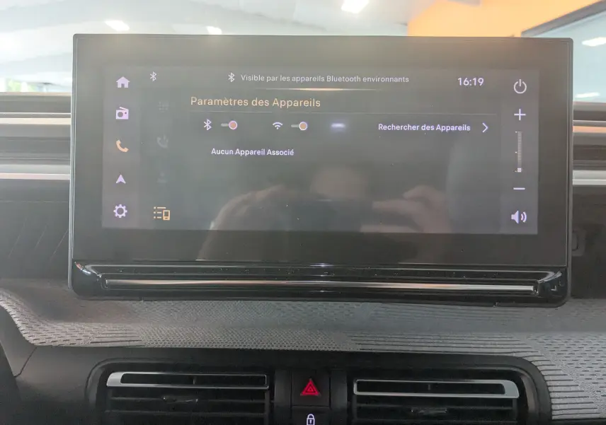 Écran tactile central de la Citroën E-C3 113 MAX 2025 en noir, affichant les paramètres Bluetooth, vue intérieure frontale.