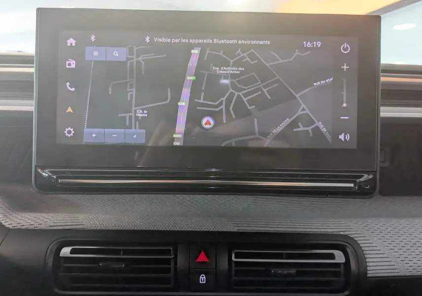 Écran tactile 10 pouces affichant la navigation GPS dans l’habitacle du Citroën E-C3 113 MAX noir, tableau de bord moderne.