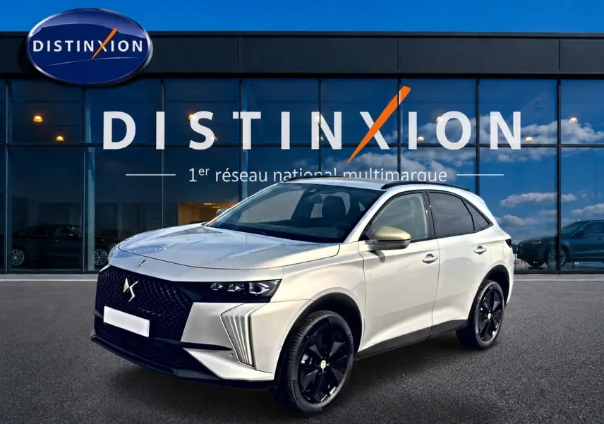 DS7 1.5 BlueHDi 130 Crystal Pearl en 3/4 avant droit, avec calandre noire et jantes alliage noires brillantes.