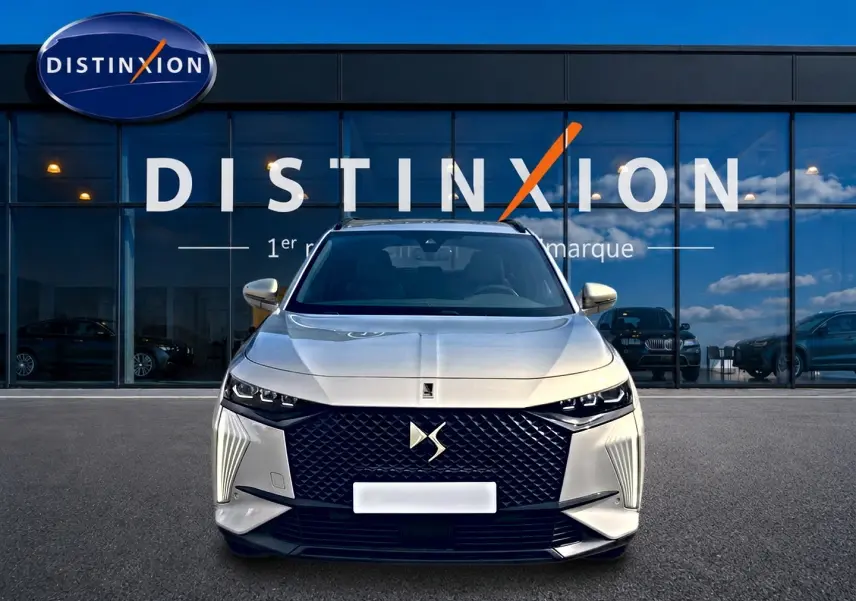 Vue frontale du DS7 1.5 BlueHDi 130 Crystal Pearl, soulignant sa calandre noire et ses phares LED distinctifs.