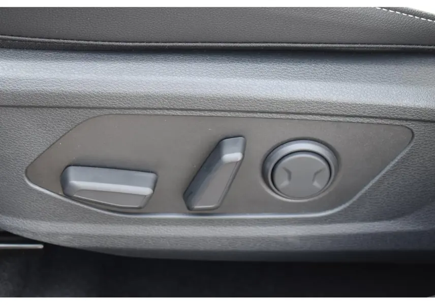 Gros plan sur les commandes électriques de réglage du siège avant du KIA SPORTAGE gris hybride 2026.