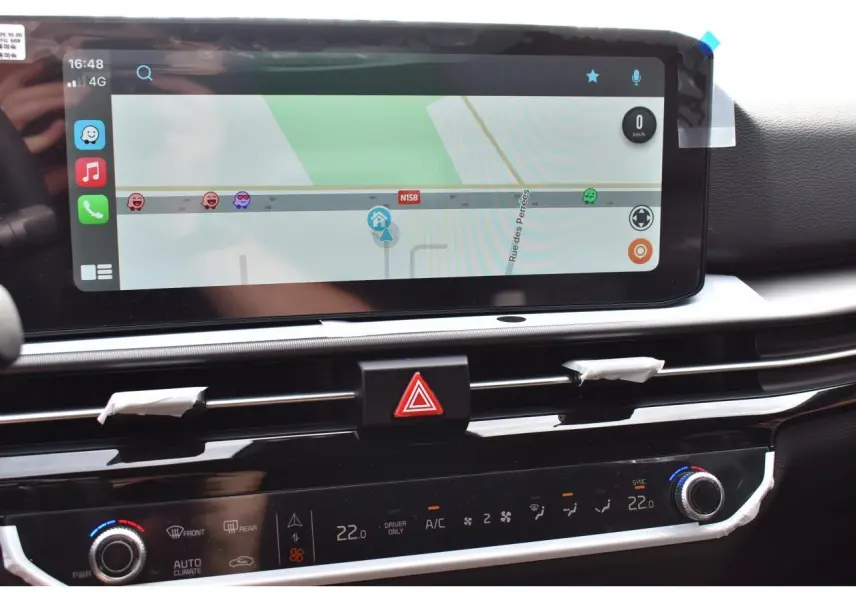 Vue rapprochée de l’écran tactile 12,3 pouces et de la console centrale du Kia Sportage gris, affichant la navigation.