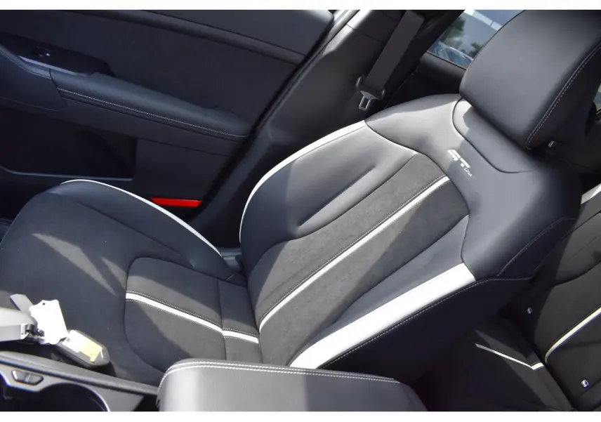 Gros plan sur le siège avant droit bi-ton noir et gris avec logo GT-Line du Kia Sportage hybride 2026.