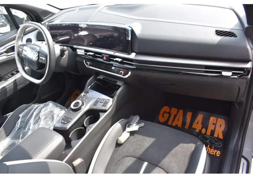 Vue intérieure côté passager du Kia Sportage gris 2026, mettant en valeur le tableau de bord digital et la console centrale moderne.