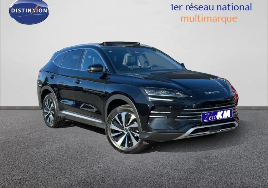 Vue 3/4 avant droite du BYD SEAL U hybride rechargeable en Obsidian Black métallisé avec jantes alu et toit panoramique.