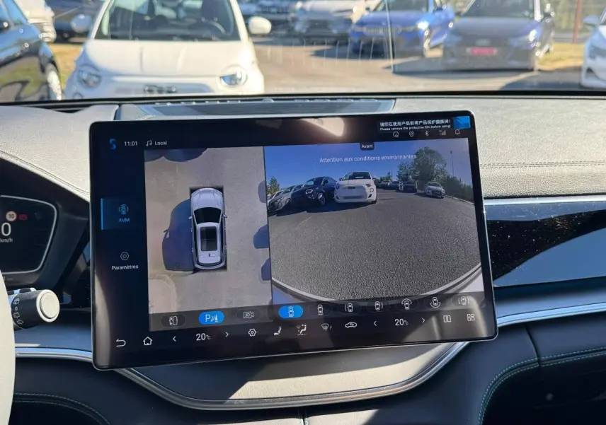 Vue intérieure sur l'écran tactile du BYD SEAL U affichant la caméra 360°, tableau de bord noir et détails modernes.