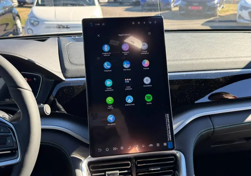 Vue intérieure centrée sur l'écran tactile vertical du tableau de bord du BYD SEAL U noir, volant partiellement visible à gauche.