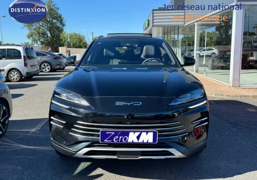 Vue avant d'un BYD SEAL U 1.5 DM-i 324ch Design AWD noir Obsidian métallisé, avec calandre horizontale distinctive.